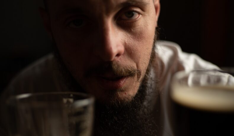 Twarz alkoholika. Jak rozpoznać alkoholika po twarzy